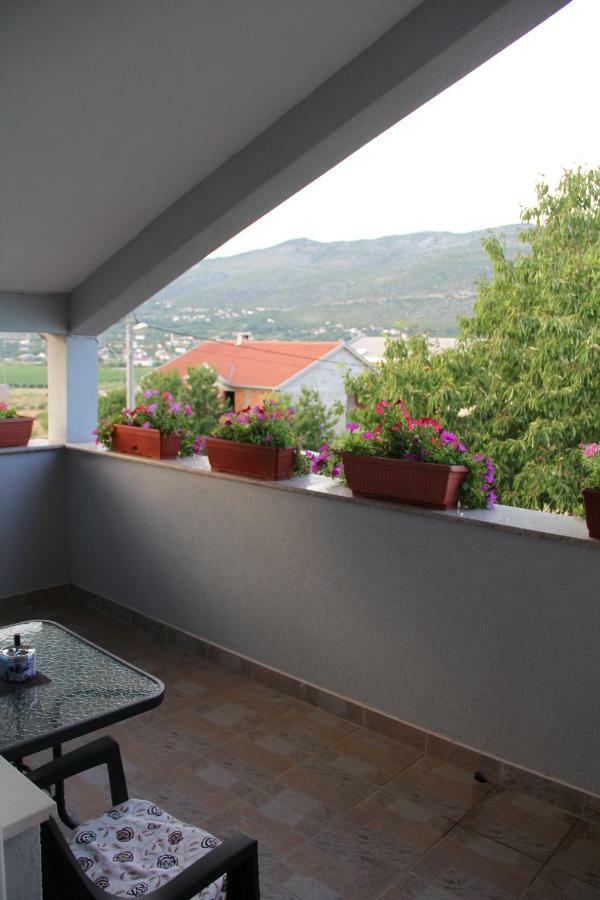 Holiday Home Flora モスタル エクステリア 写真