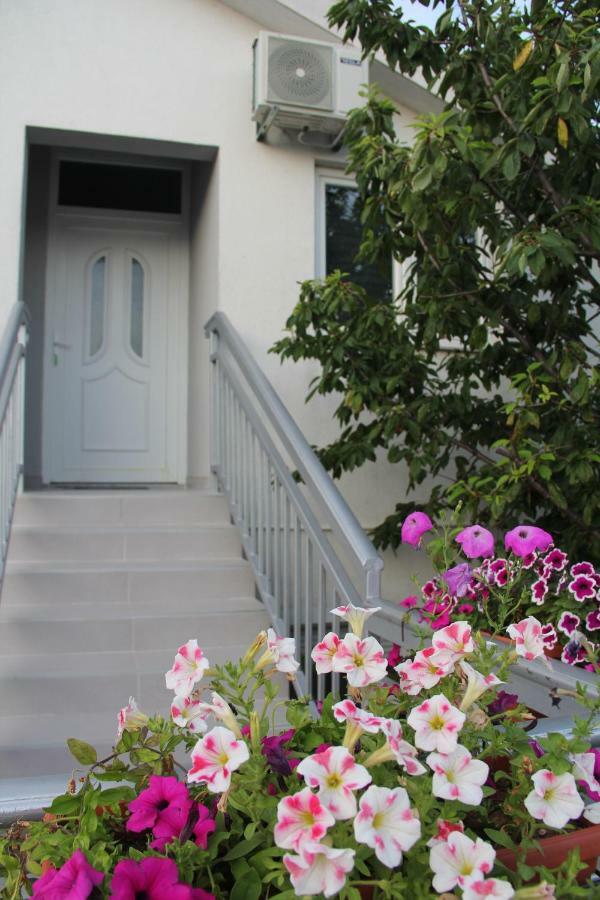Holiday Home Flora モスタル エクステリア 写真