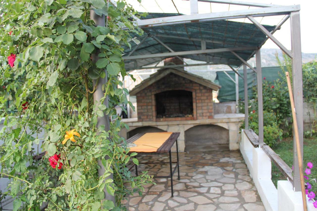 Holiday Home Flora モスタル エクステリア 写真