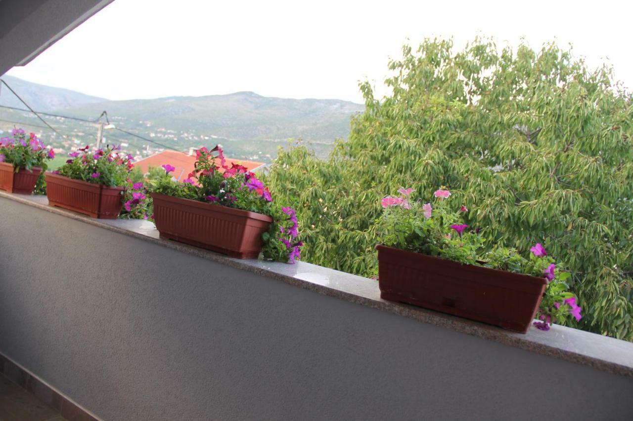 Holiday Home Flora モスタル エクステリア 写真